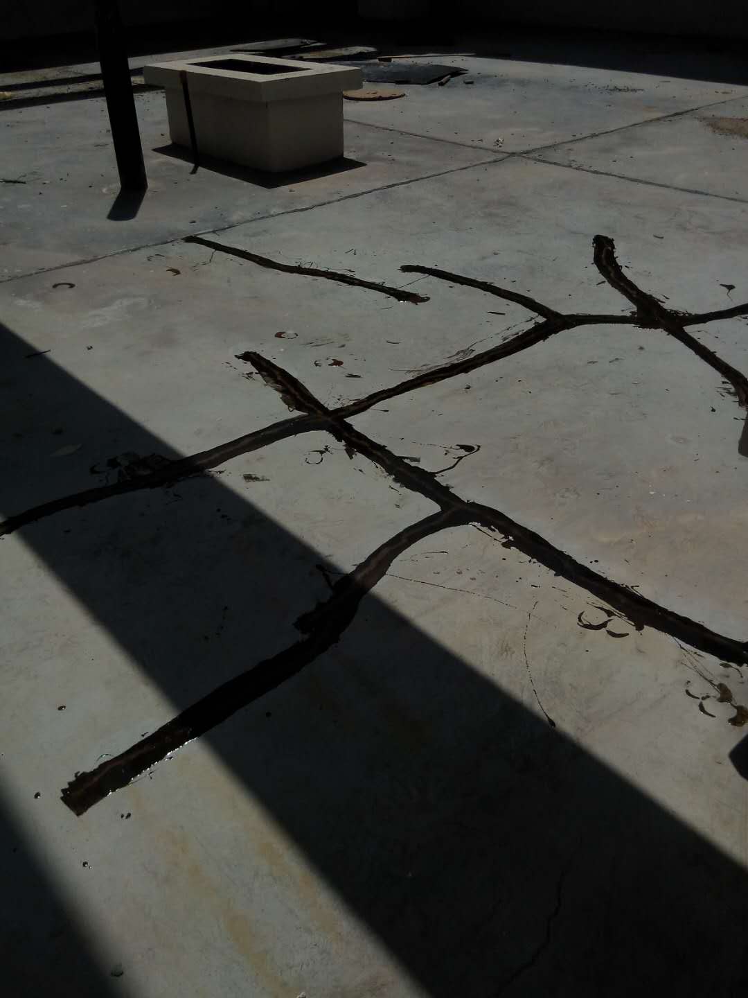 西寧小區(qū)樓頂裂縫修補(bǔ)案例 西寧小區(qū)樓頂裂縫修補(bǔ)案例